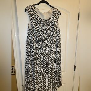 Sleeveless pattern dress with keyhole neck and fit and flare cut